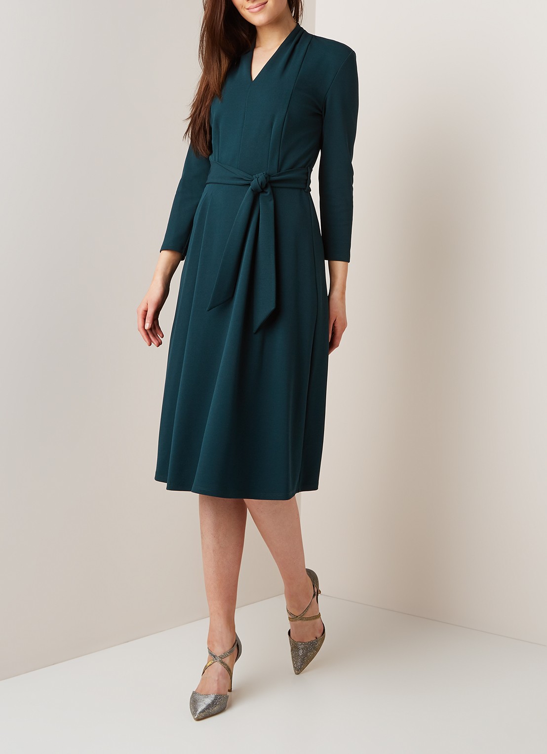 Phase Eight Maretta midi jurk met strikceintuur - voorkant 4 groen