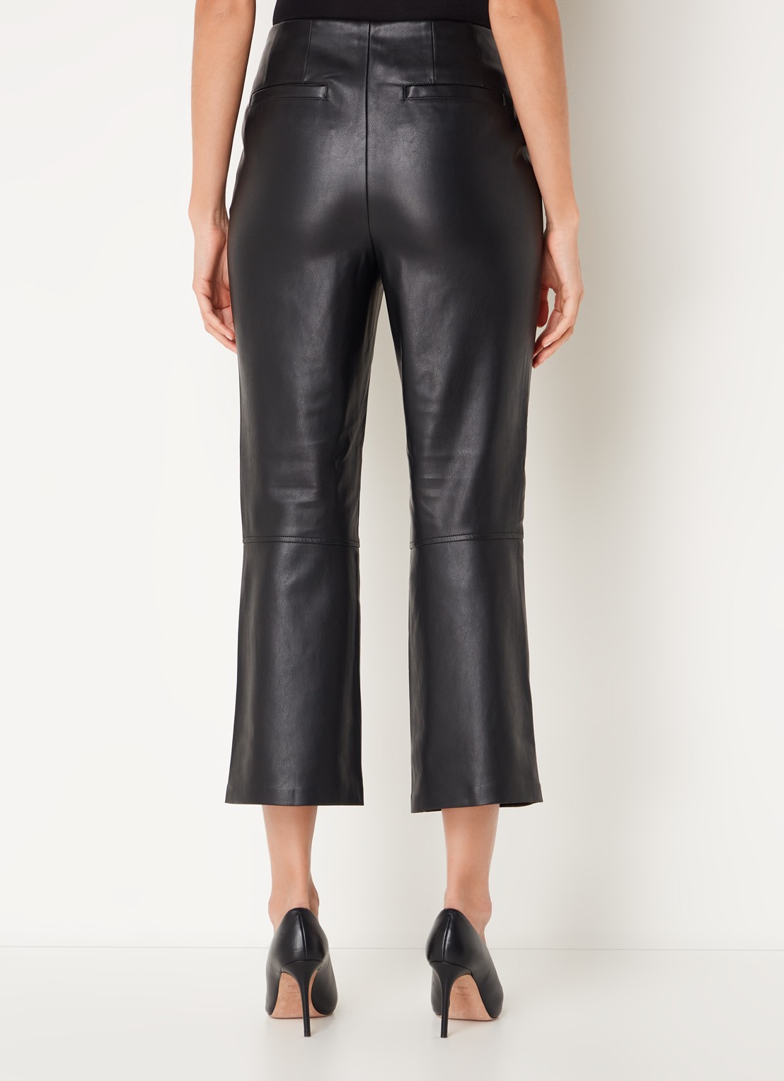 Phase Eight Marielle high waist cropped flared fit broek van imitatieleer - achterkant zwart