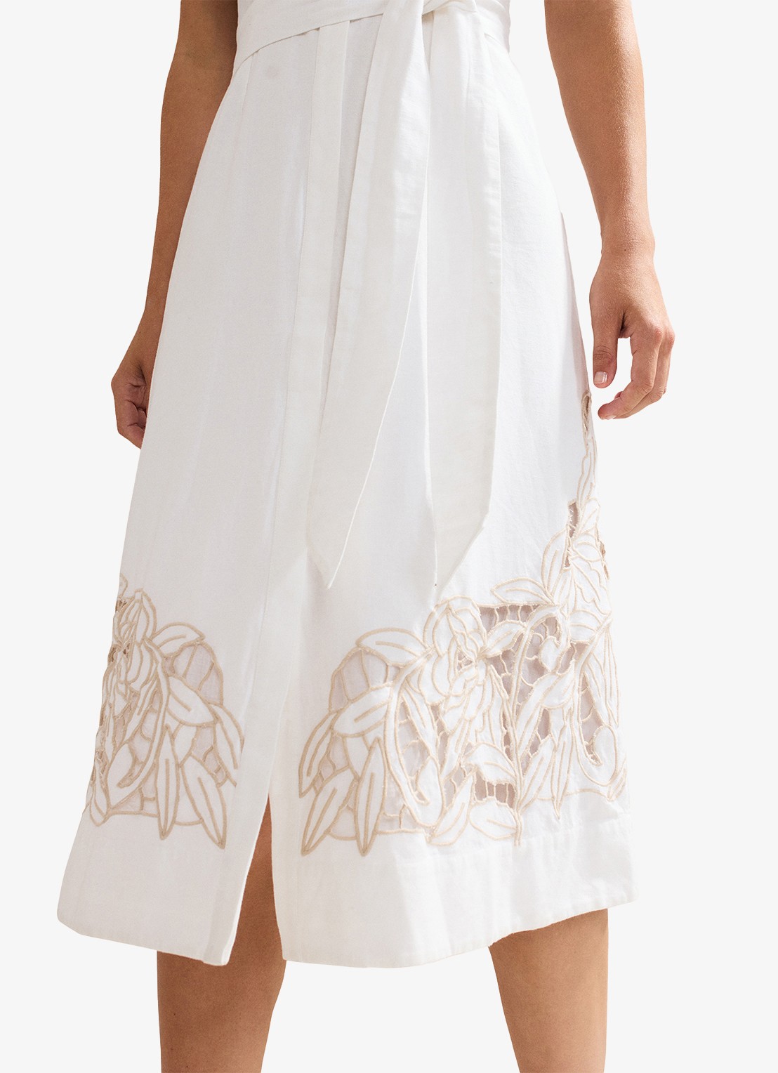 Phase Eight Melana midi T-shirt in linnenblend met strikceintuur - detail 6 wit