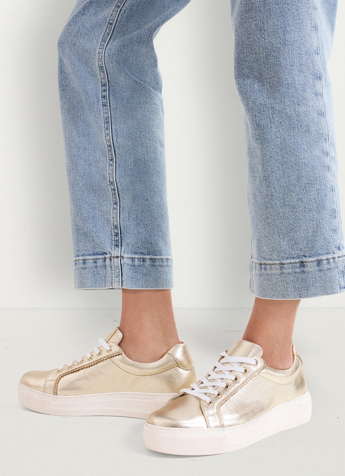 Phase Eight Metallic sneaker van leer - detail 7 goud