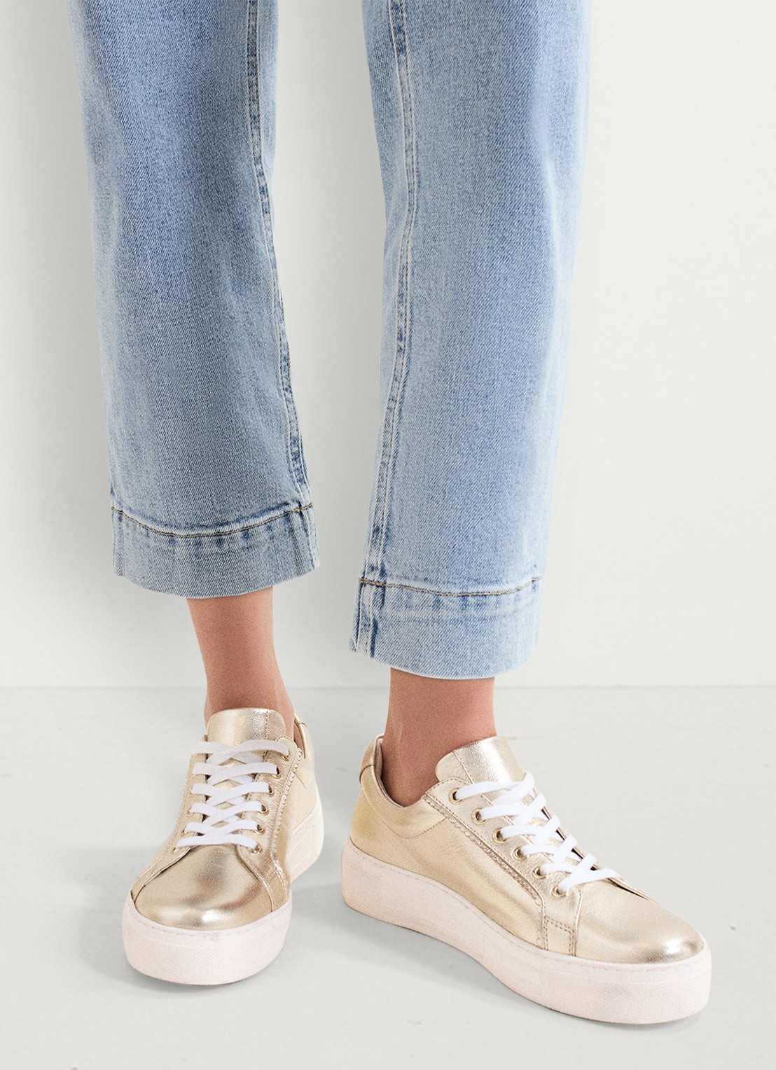 Phase Eight Metallic sneaker van leer - voorkant 2 goud