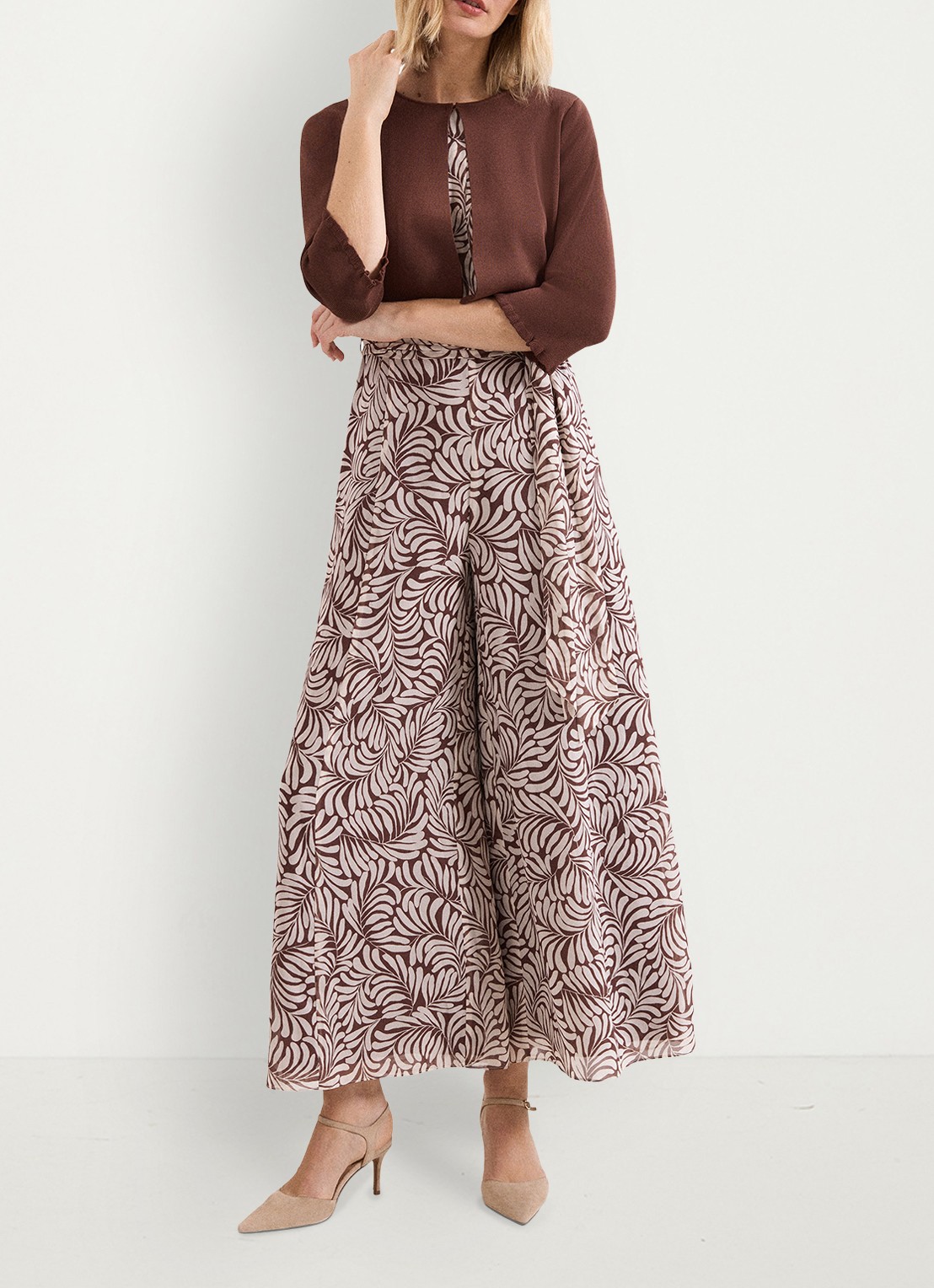 Phase Eight Mimi fijngebreid vest met ronde hals - voorkant 3 bruin