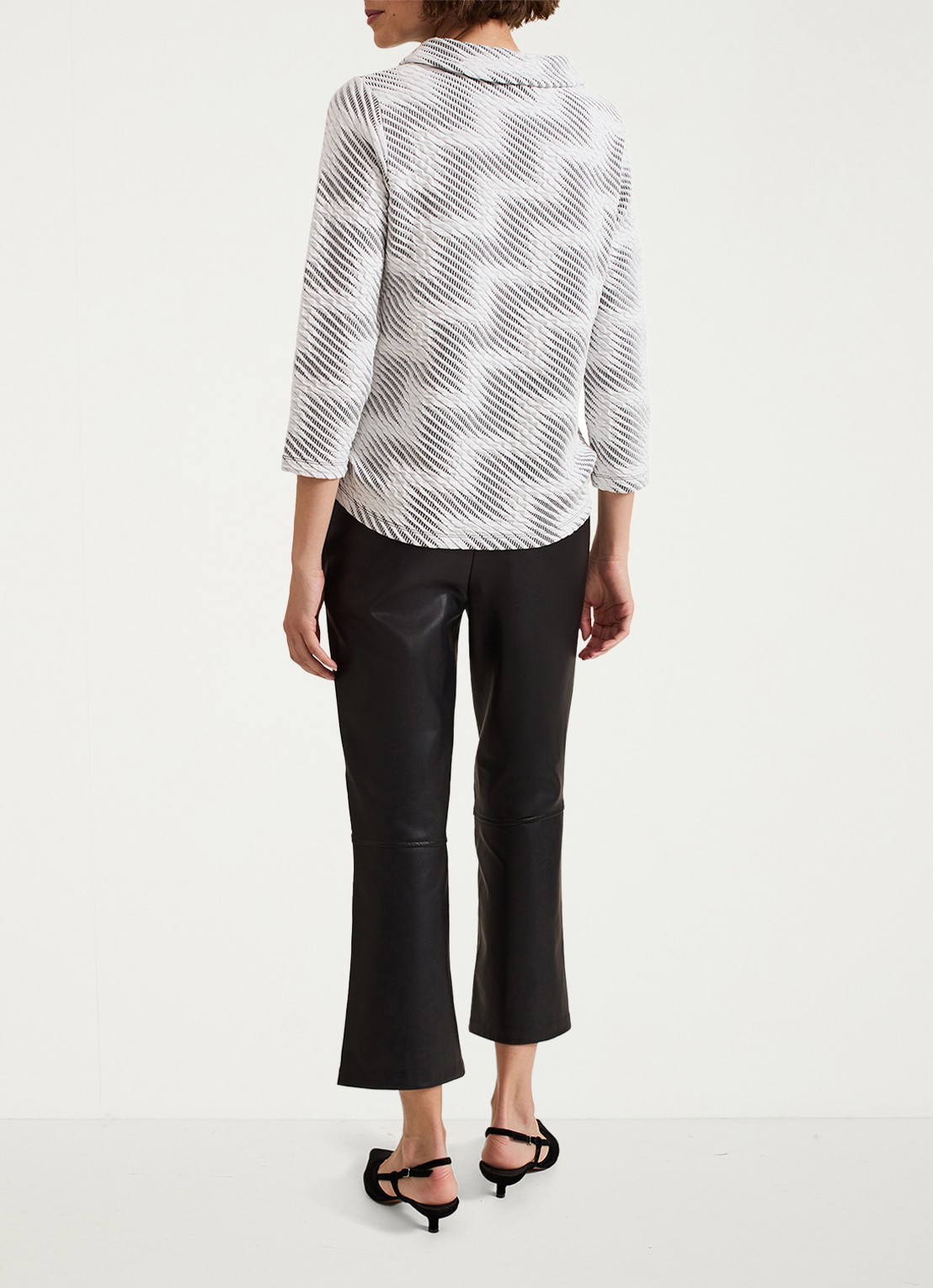Phase Eight Mya straight fit cropped broek van imitatieleer - achterkant zwart