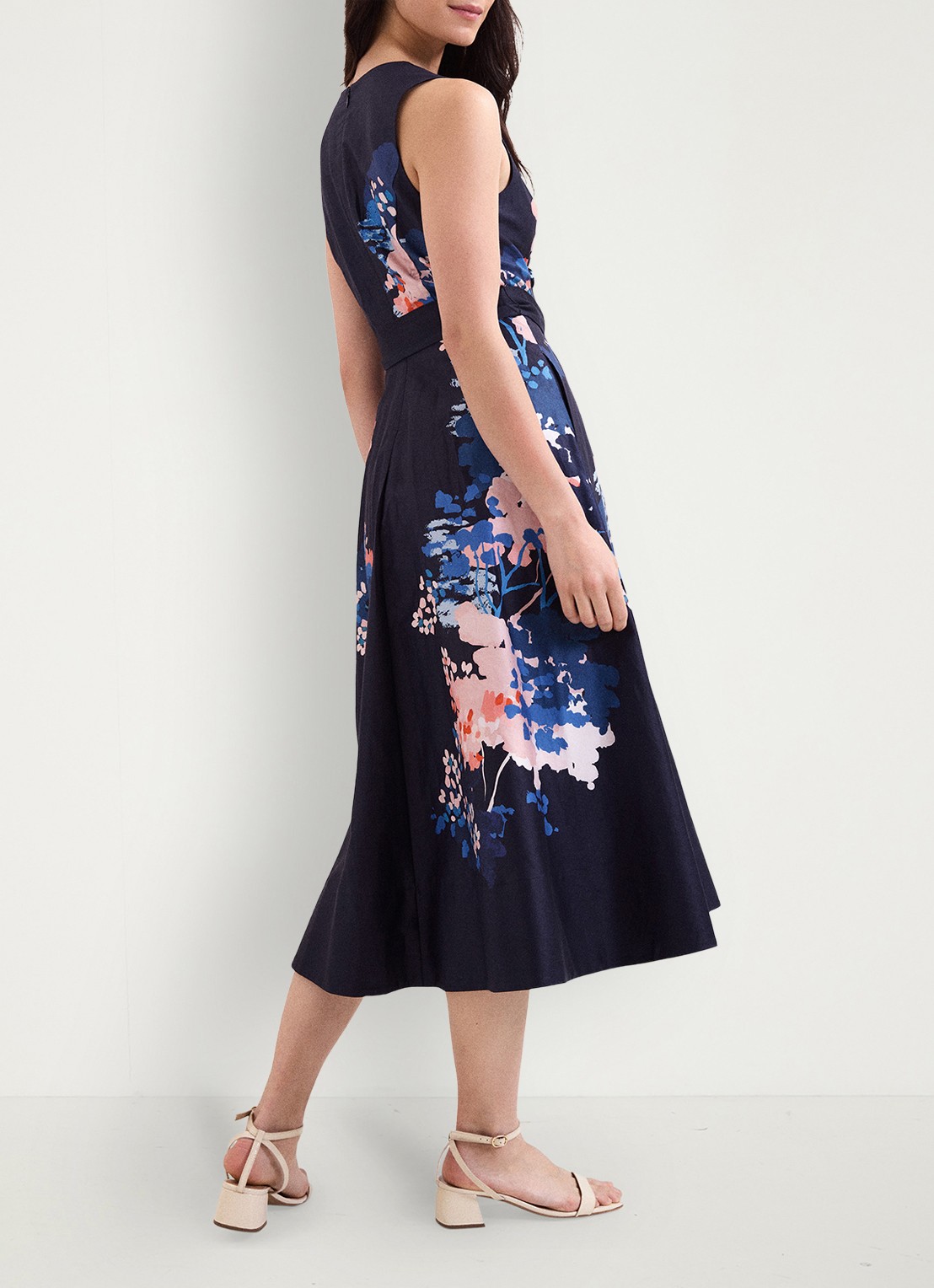 Phase Eight Natalya midi jurk met bloemenprint en strikceintuur - achterkant donkerblauw