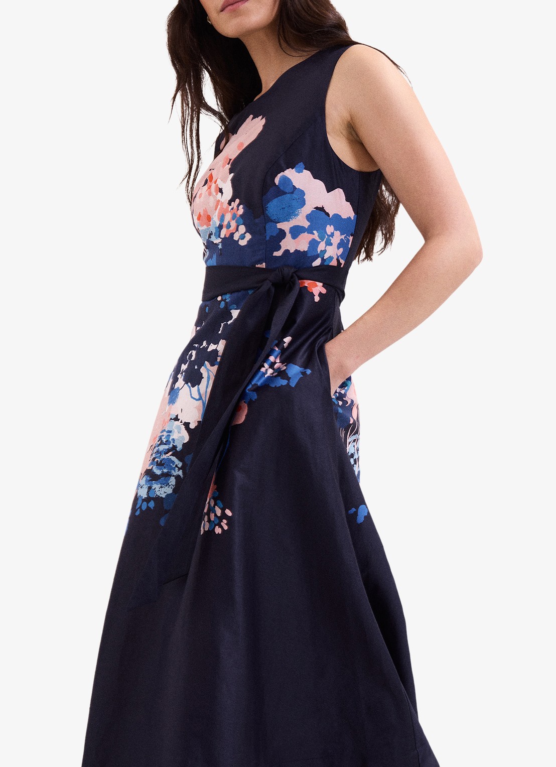 Phase Eight Natalya midi jurk met bloemenprint en strikceintuur - detail 4 donkerblauw