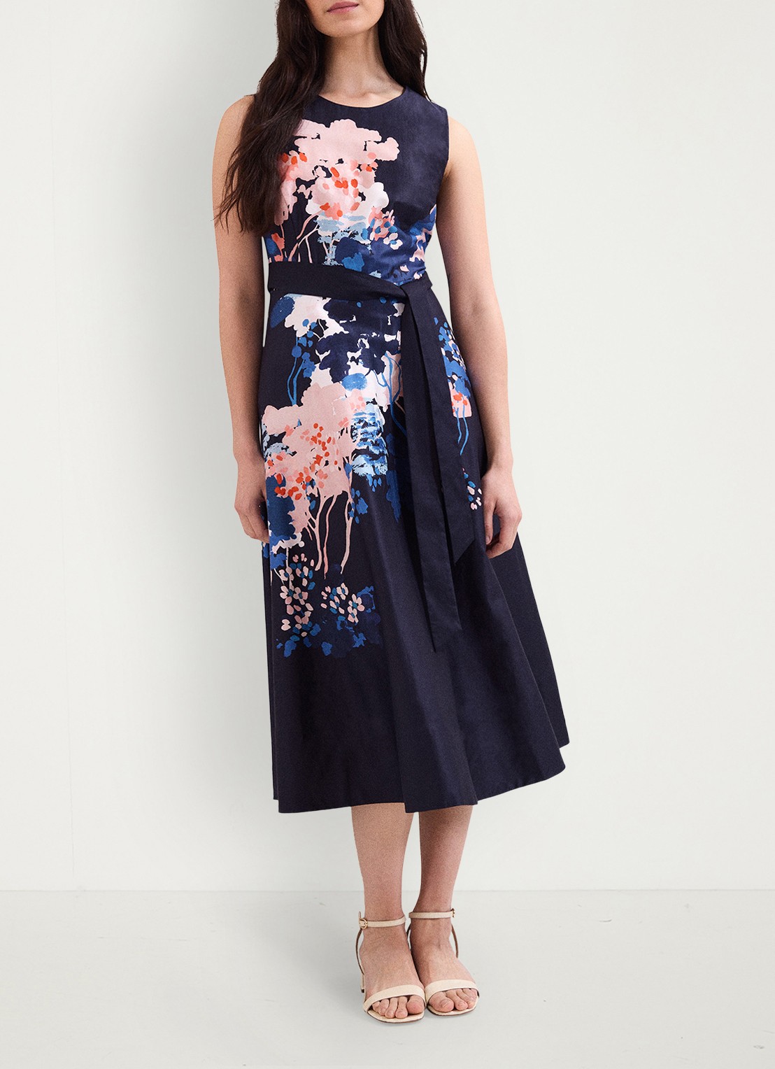 Phase Eight Natalya midi jurk met bloemenprint en strikceintuur - voorkant 3 donkerblauw