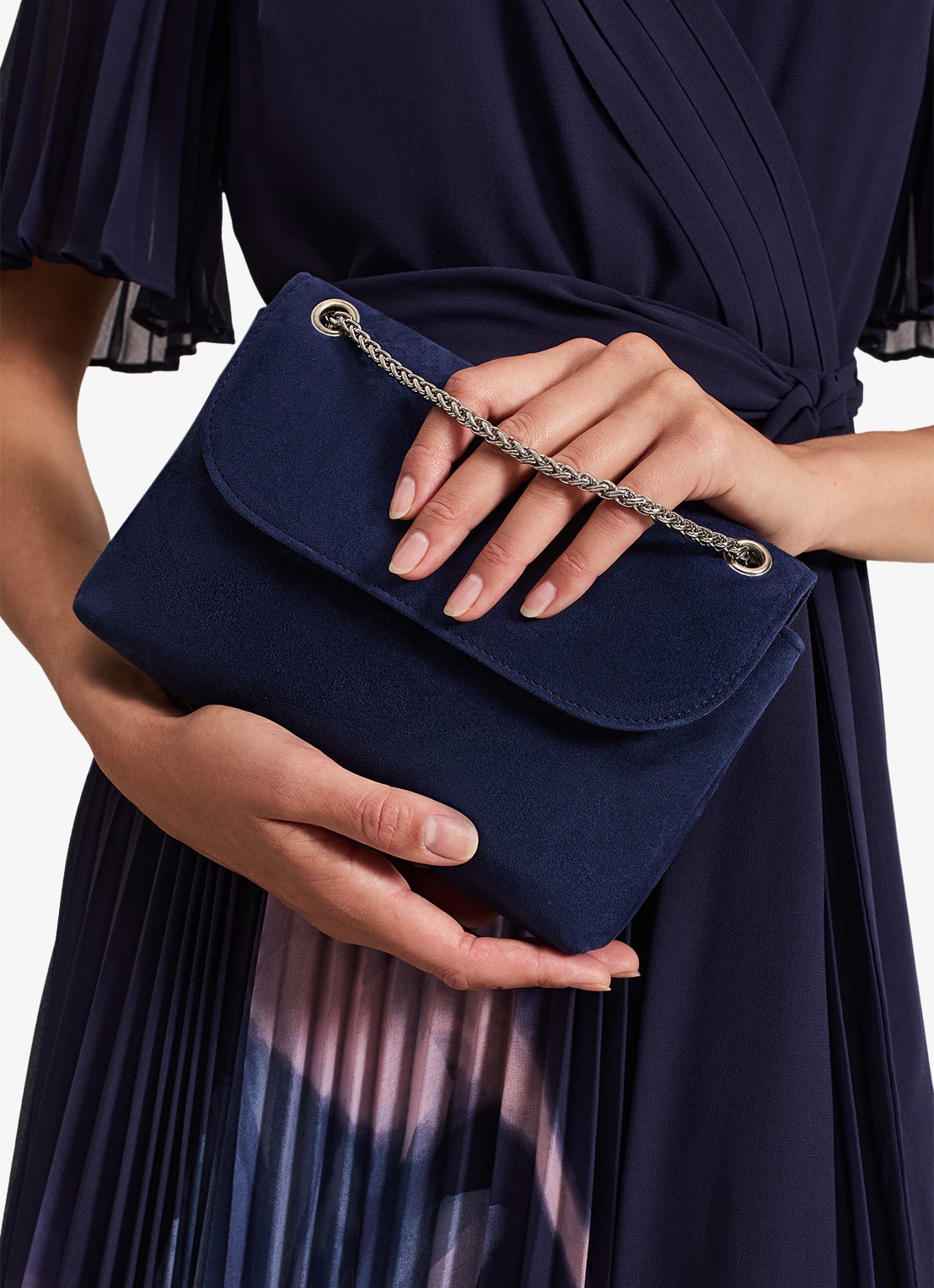Phase Eight Navy clutch van suède - detail donkerblauw