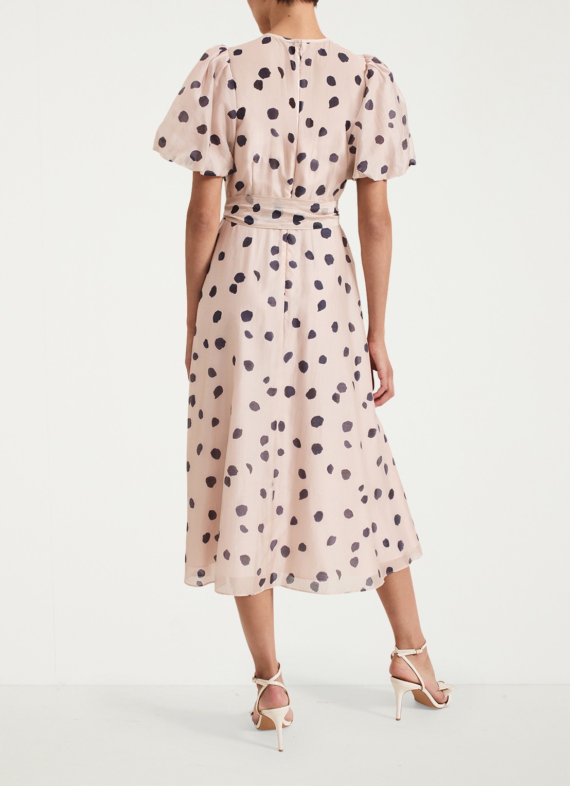 Phase Eight Nicola midi jurk  met stippenprint en strikceintuur - achterkant 3 lichtroze