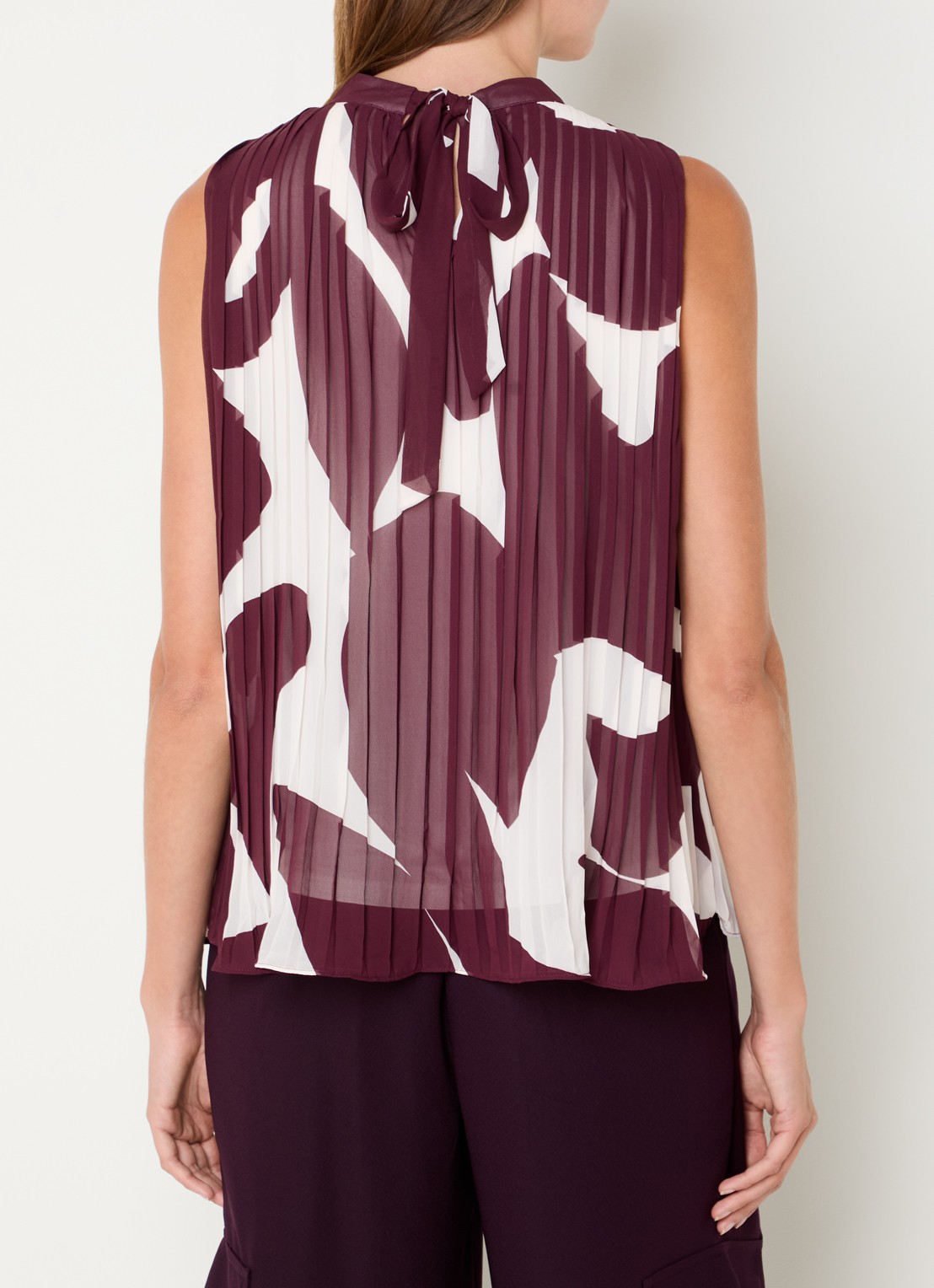 Phase Eight Nina semi-transparante top met print en plissé - achterkant aubergine