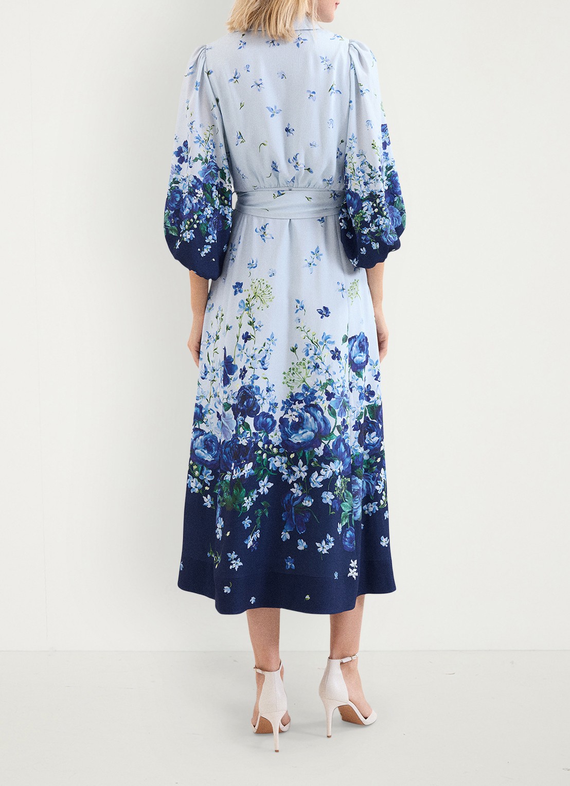 Phase Eight Noella midi blousejurk met bloemenprint - achterkant lichtblauw