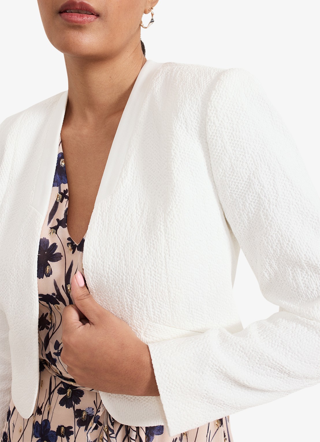 Phase Eight Olivia cropped blazer met paspelzakken - detail 4 wit