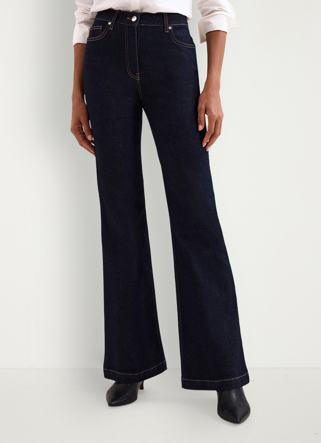 Phase Eight Olivia high waist flared jeans met donkere wassing - detail 4 donkerblauw