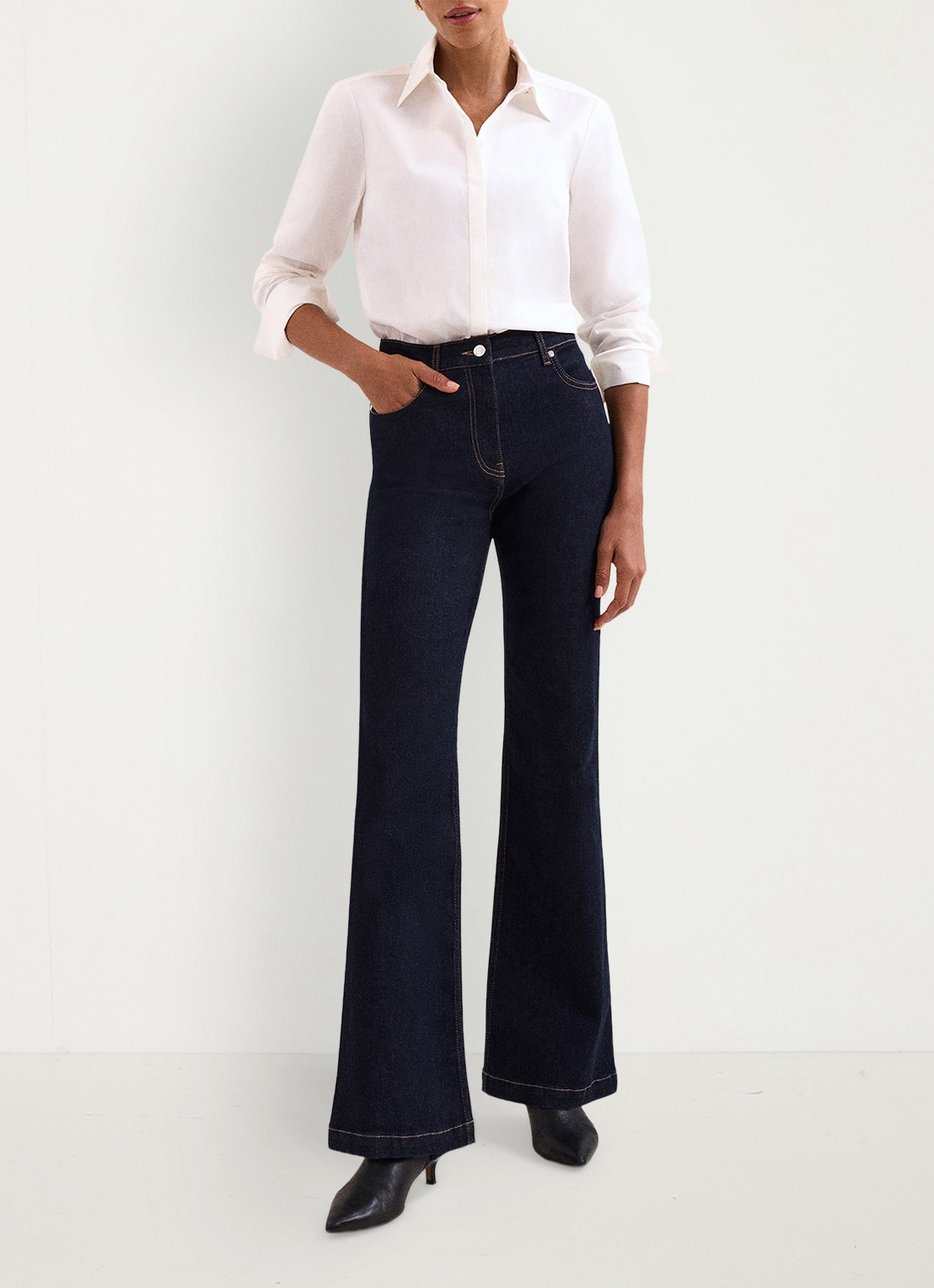 Phase Eight Olivia high waist flared jeans met donkere wassing - voorkant 2 donkerblauw