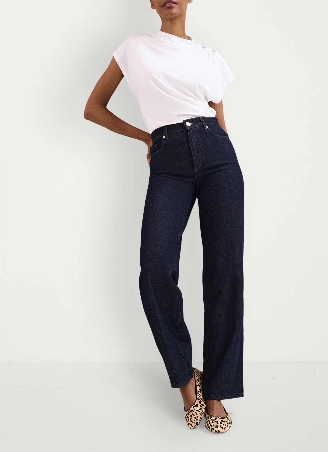 Phase Eight Paige top met gedrapeerd detail - voorkant 2 gebroken wit