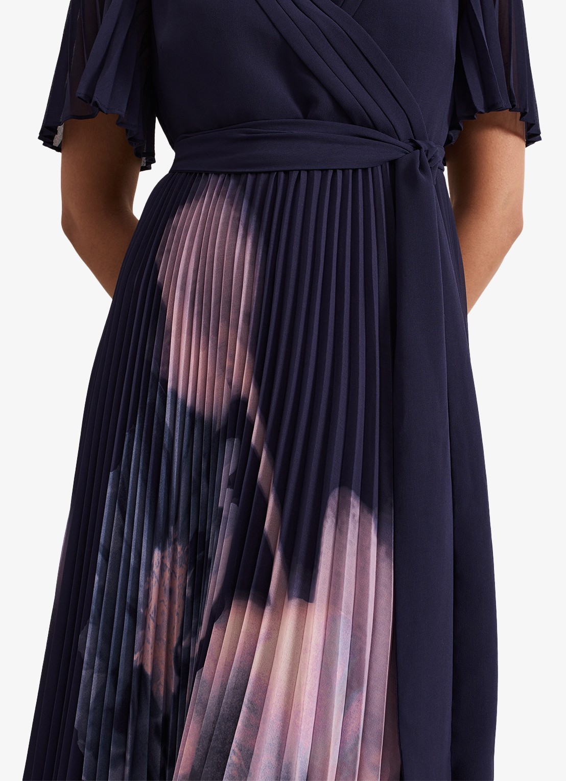 Phase Eight Petite Abigail maxi jurk met bloemenprint en plissé - detail 5 donkerblauw