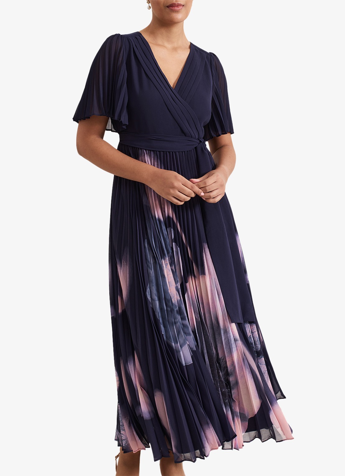 Phase Eight Petite Abigail maxi jurk met bloemenprint en plissé - voorkant 2 donkerblauw
