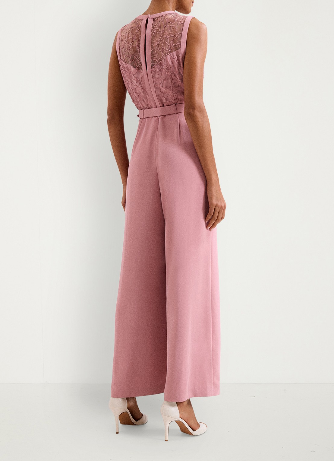 Phase Eight Petite Ivanna jumpsuit met broderie en ceintuur - achterkant 2 oudroze