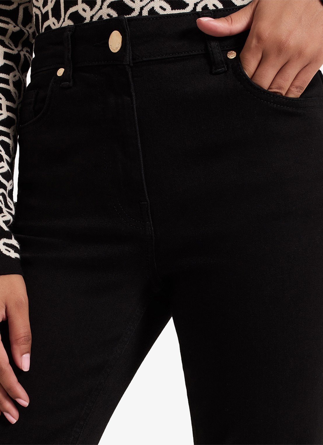 Phase Eight Petite Olivia high waist flared fit jeans met gekleurde wassing - detail 3 zwart