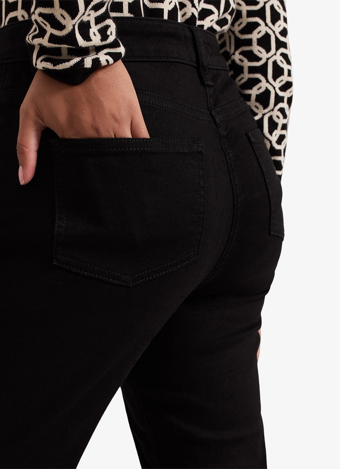 Phase Eight Petite Olivia high waist flared fit jeans met gekleurde wassing - detail 5 zwart