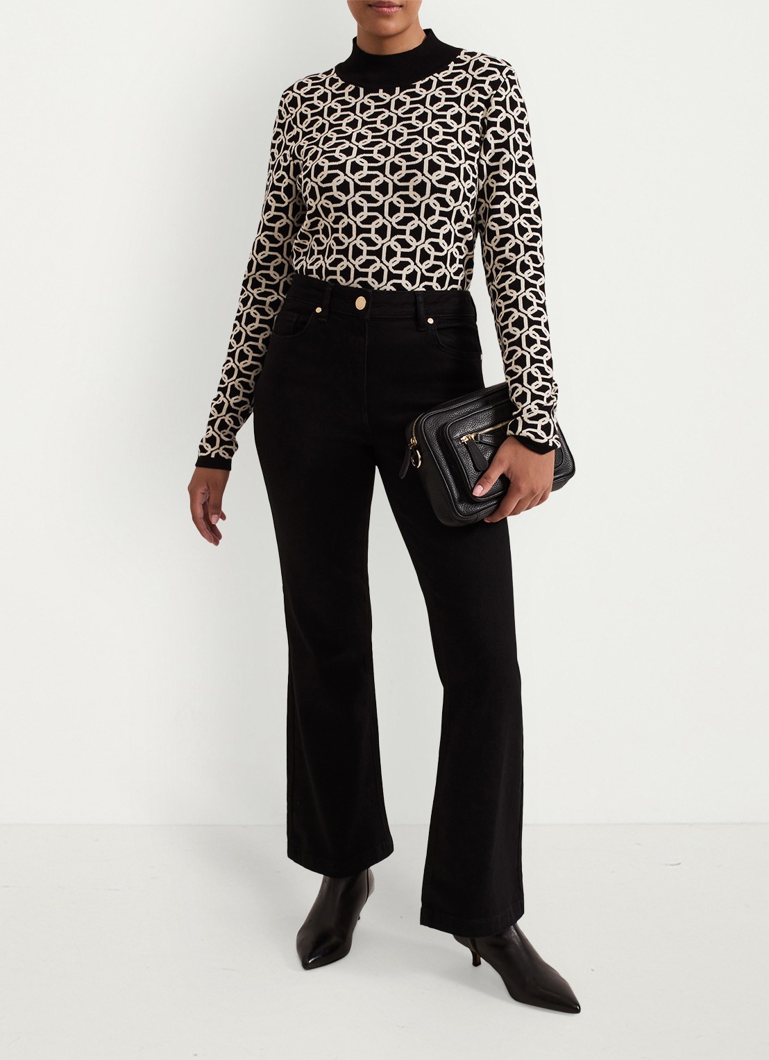 Phase Eight Petite Olivia high waist flared fit jeans met gekleurde wassing - voorkant 7 zwart