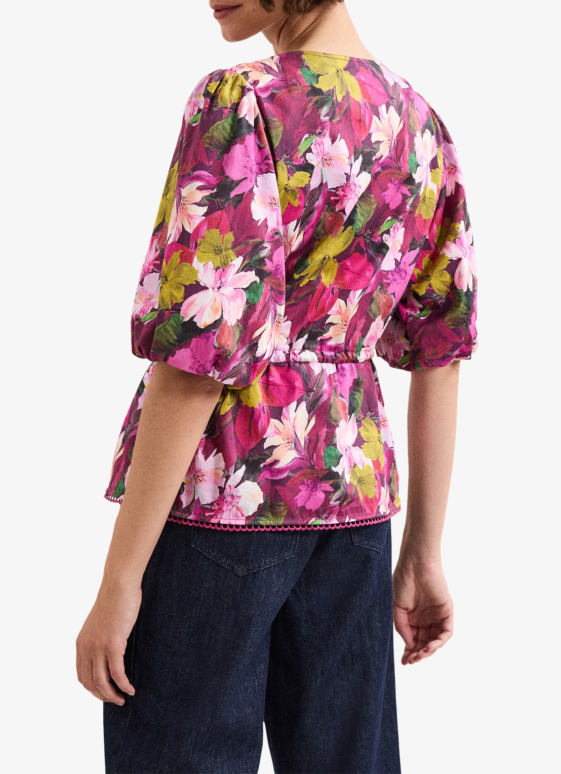 Phase Eight Pia blouse met bloemenprint - achterkant donkerroze