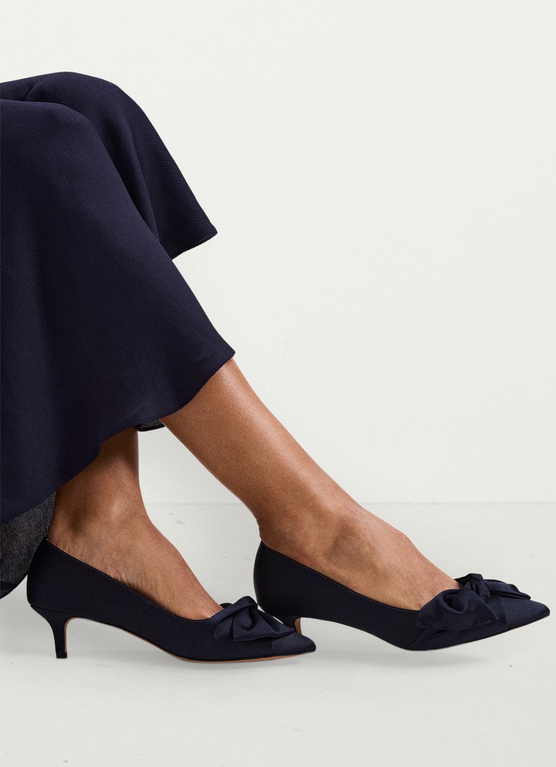 Phase Eight Pump van satijn met strikdetail - detail 7 donkerblauw