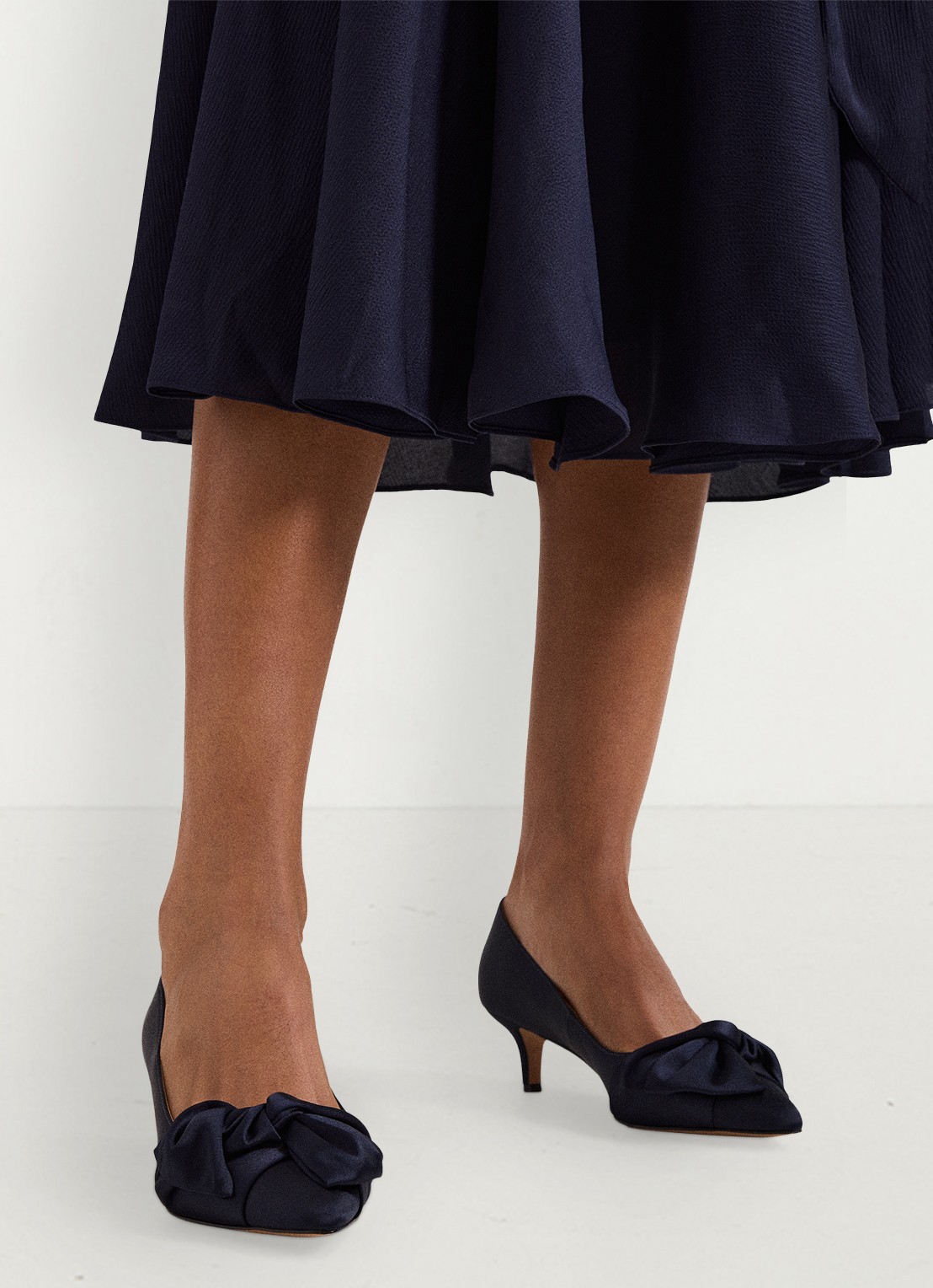Phase Eight Pump van satijn met strikdetail - voorkant 2 donkerblauw