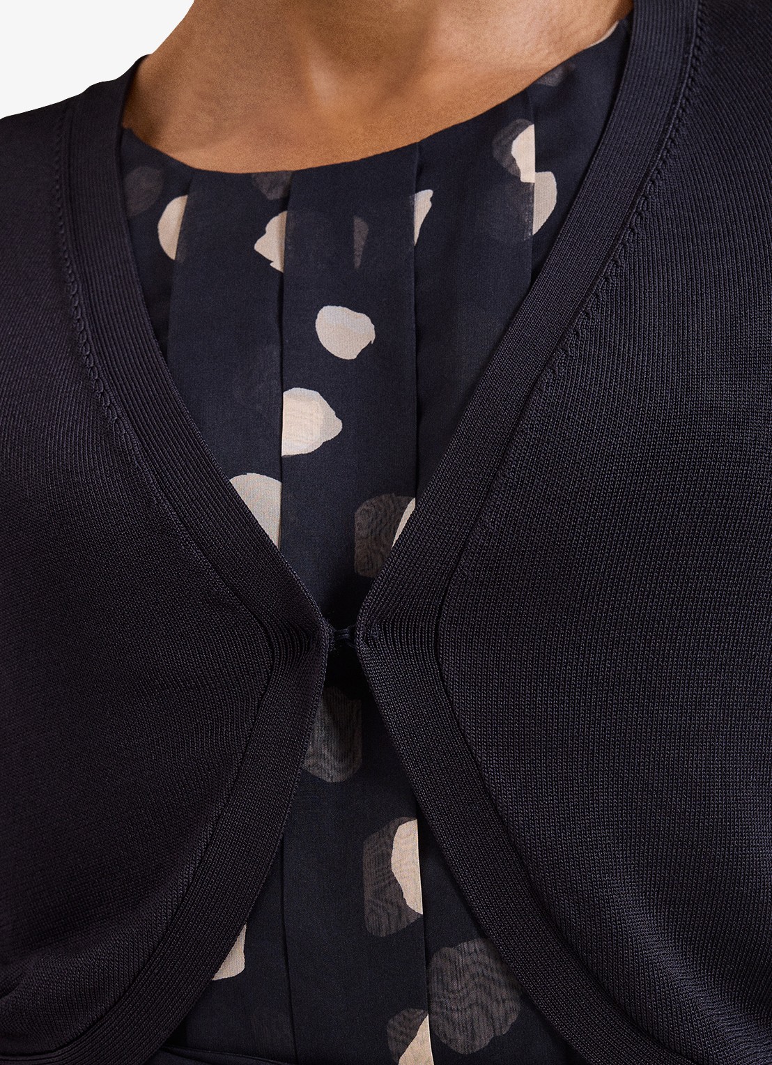 Phase Eight Riah fijngebreide bolero  - detail 5 donkerblauw