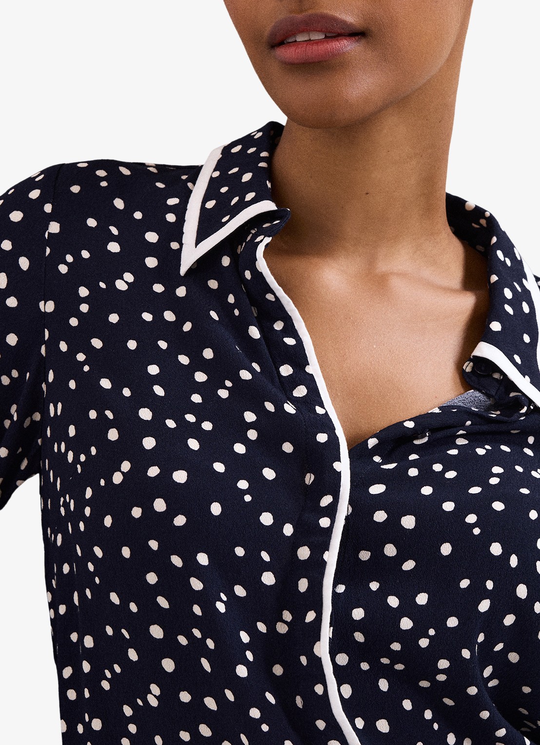 Phase Eight Rita blouse met stippenprint - detail 2 donkerblauw