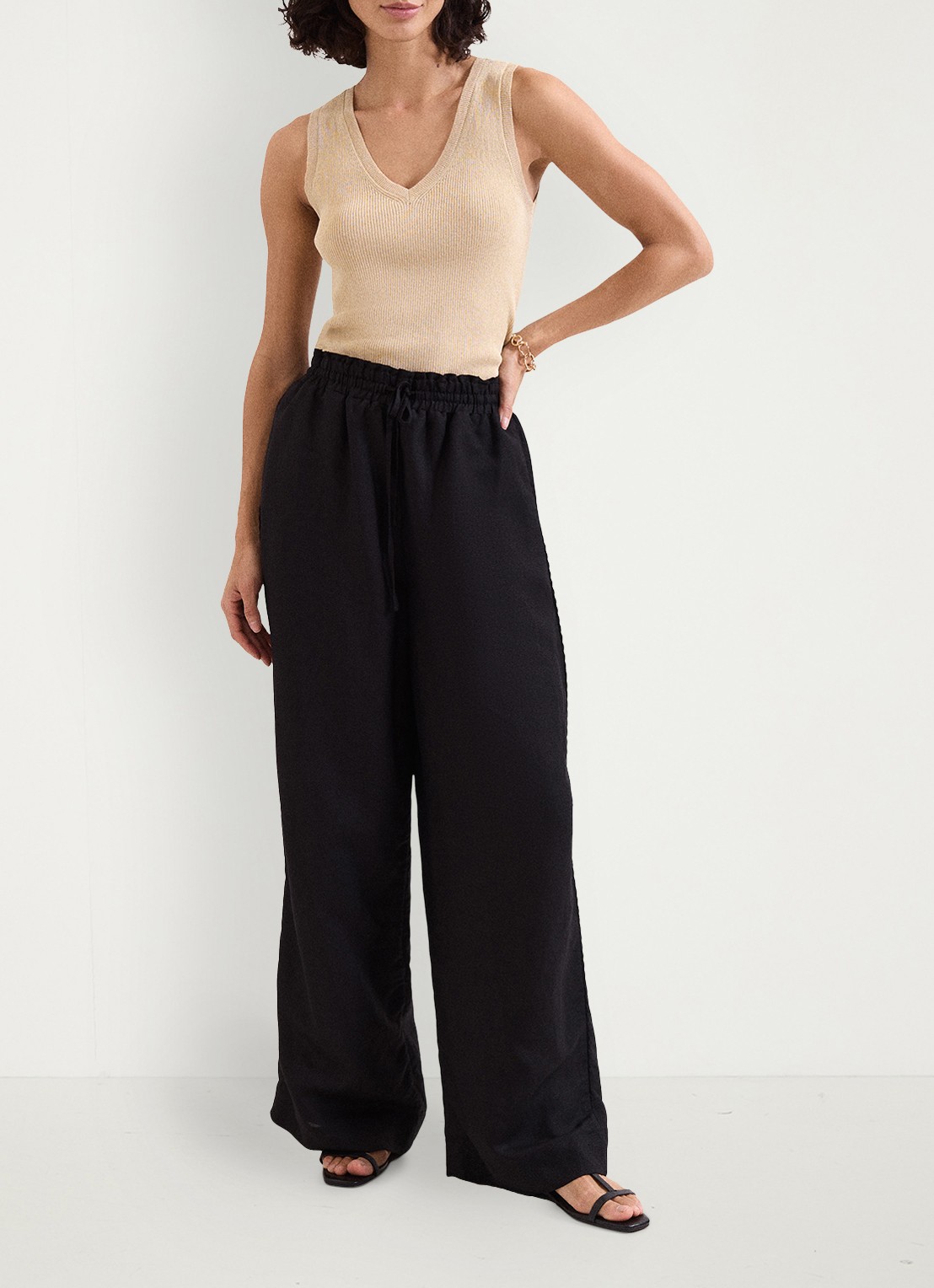 Phase Eight Rowan high waist palazzo broek in linnenblend met steekzakken - voorkant 2 zwart
