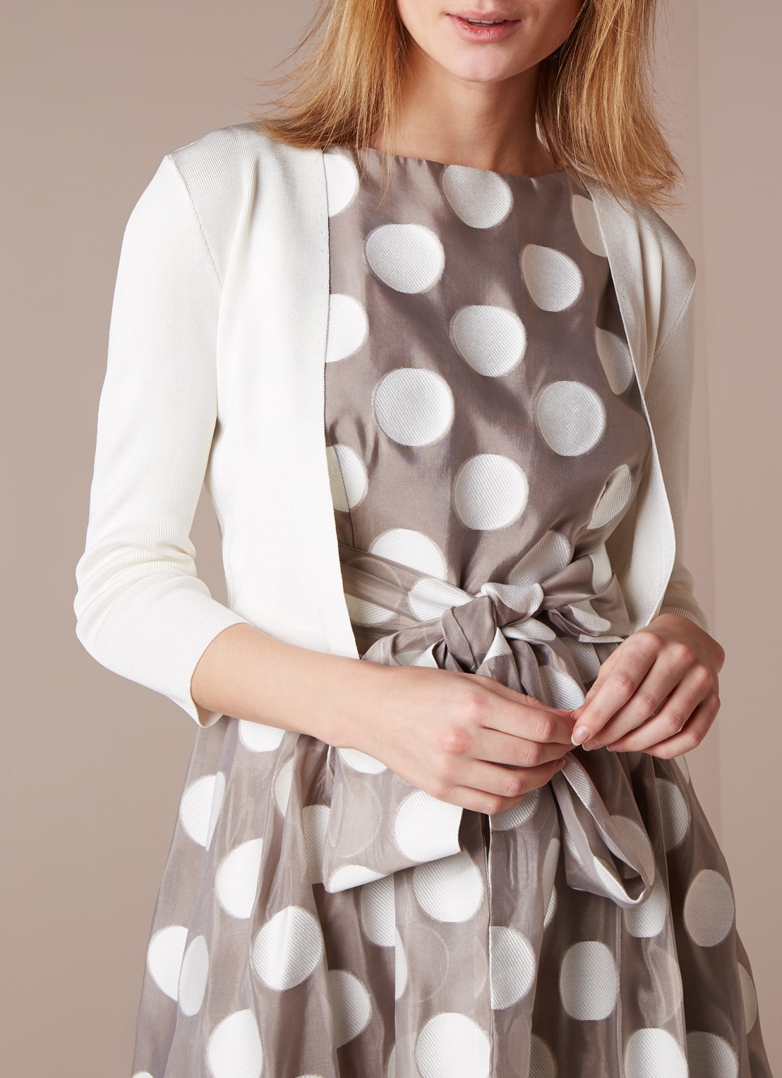 Phase Eight Salma openvallende bolero met stretch - detail ivoor