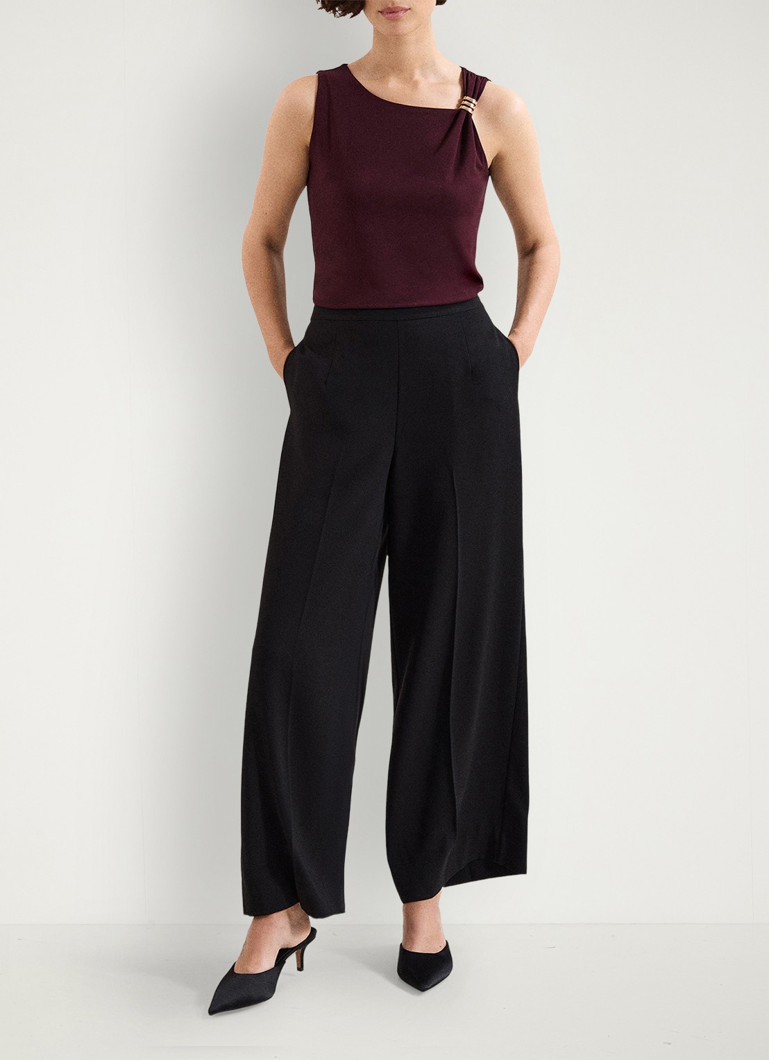 Phase Eight Samie top met asymmetrische hals - voorkant 2 bordeauxrood