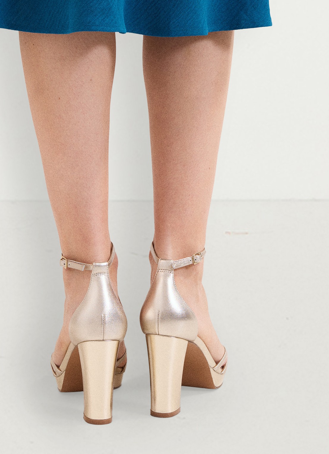 Phase Eight Sandalette met metallic finish  - achterkant 8 goud