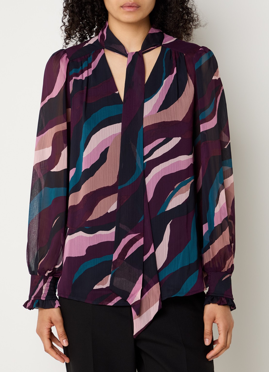 Phase Eight Selby tuniek met sjaalkraag en print - detail bordeauxrood