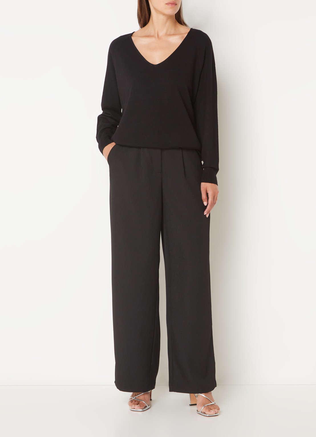 Phase Eight Senita fijngebreide pullover met stretch  - voorkant 3 zwart