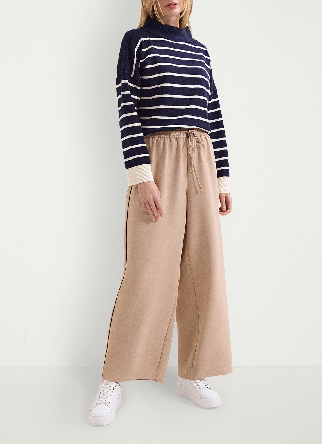 Phase Eight Skye high waist wide fit trackpant met streep detail - detail 3 camel