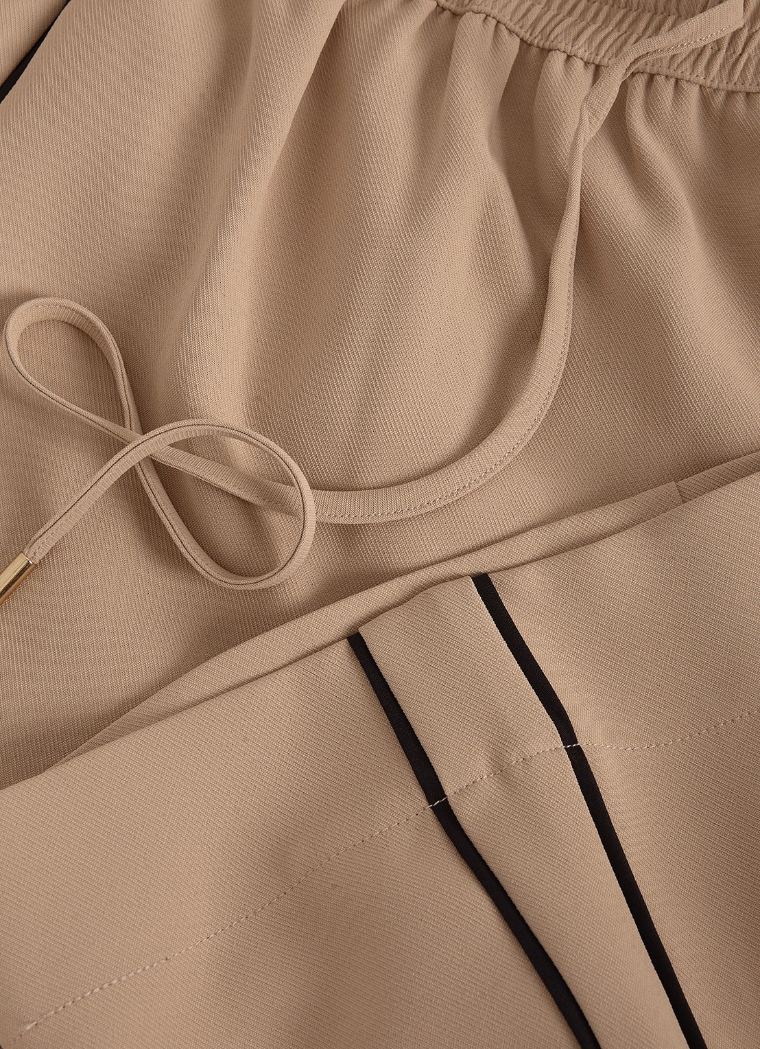 Phase Eight Skye high waist wide fit trackpant met streep detail - detail 5 camel