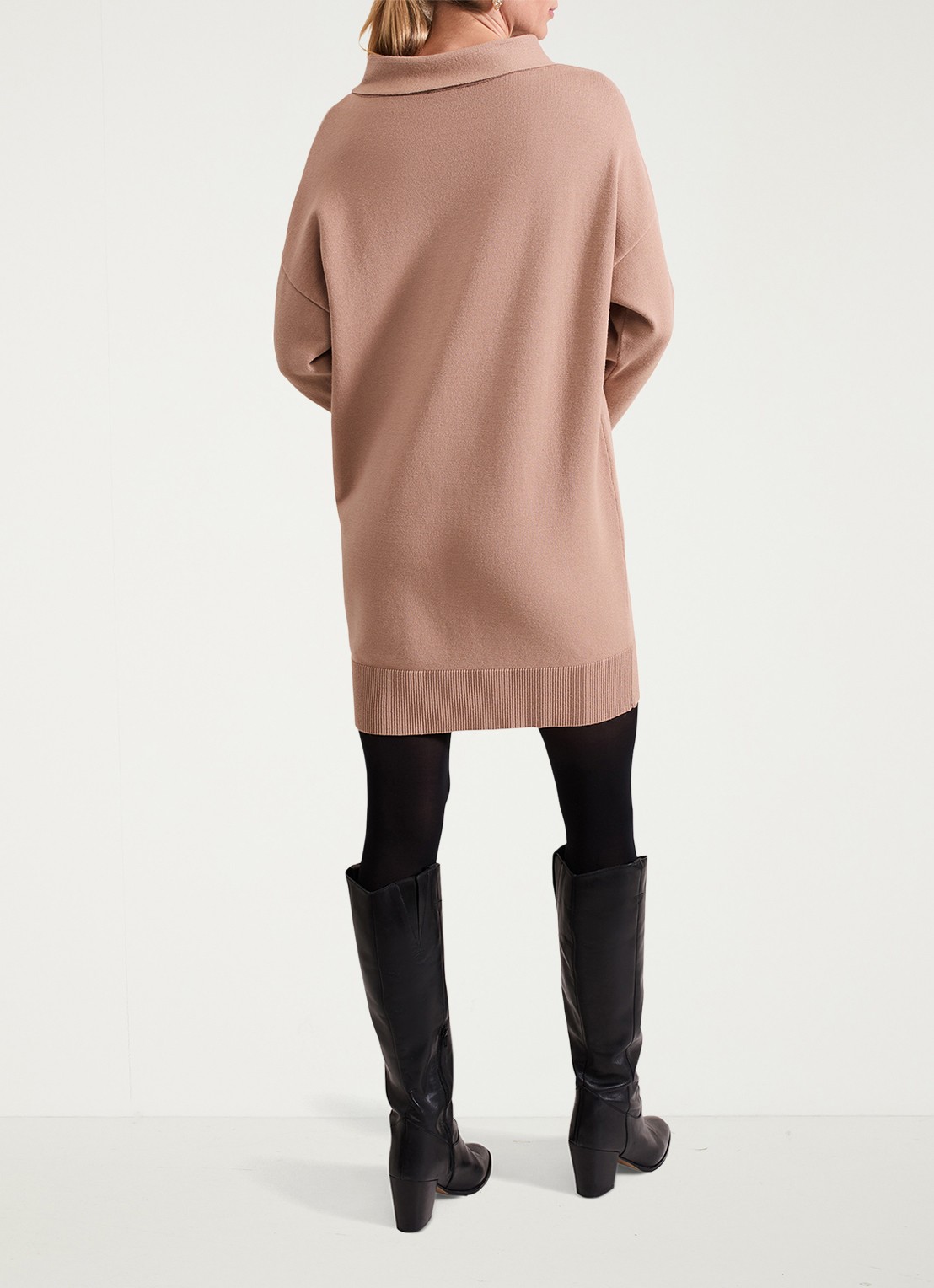 Phase Eight Skylar mini fijngebreide trui-jurk met opstaande kraag  - achterkant 6 camel
