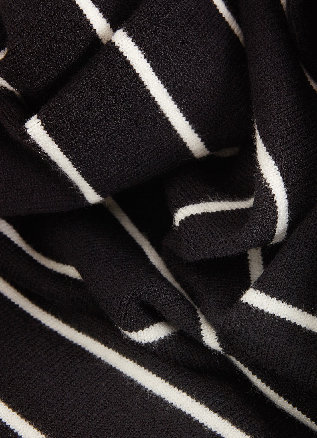 Phase Eight Skylar mini fijngebreide trui-jurk met streepprint - detail 4 zwart
