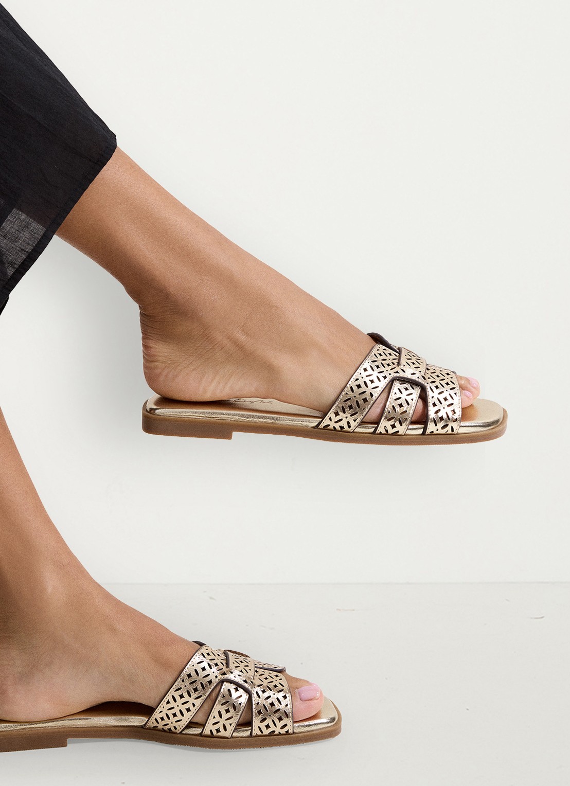 Phase Eight Slipper van leer met metallic finish - voorkant 6 goud