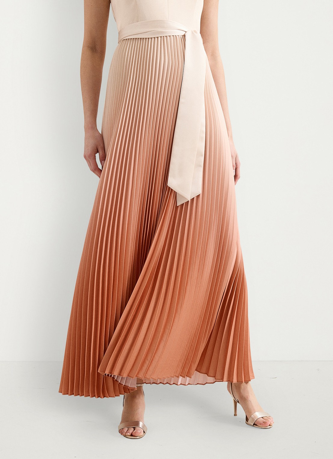 Phase Eight Sloane maxi jurk met plooien en strikceintuur - detail 7 orange