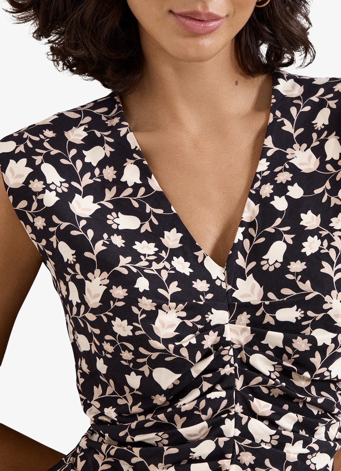 Phase Eight Sophia top met bloemenprint en V-hals - detail 3 zwart