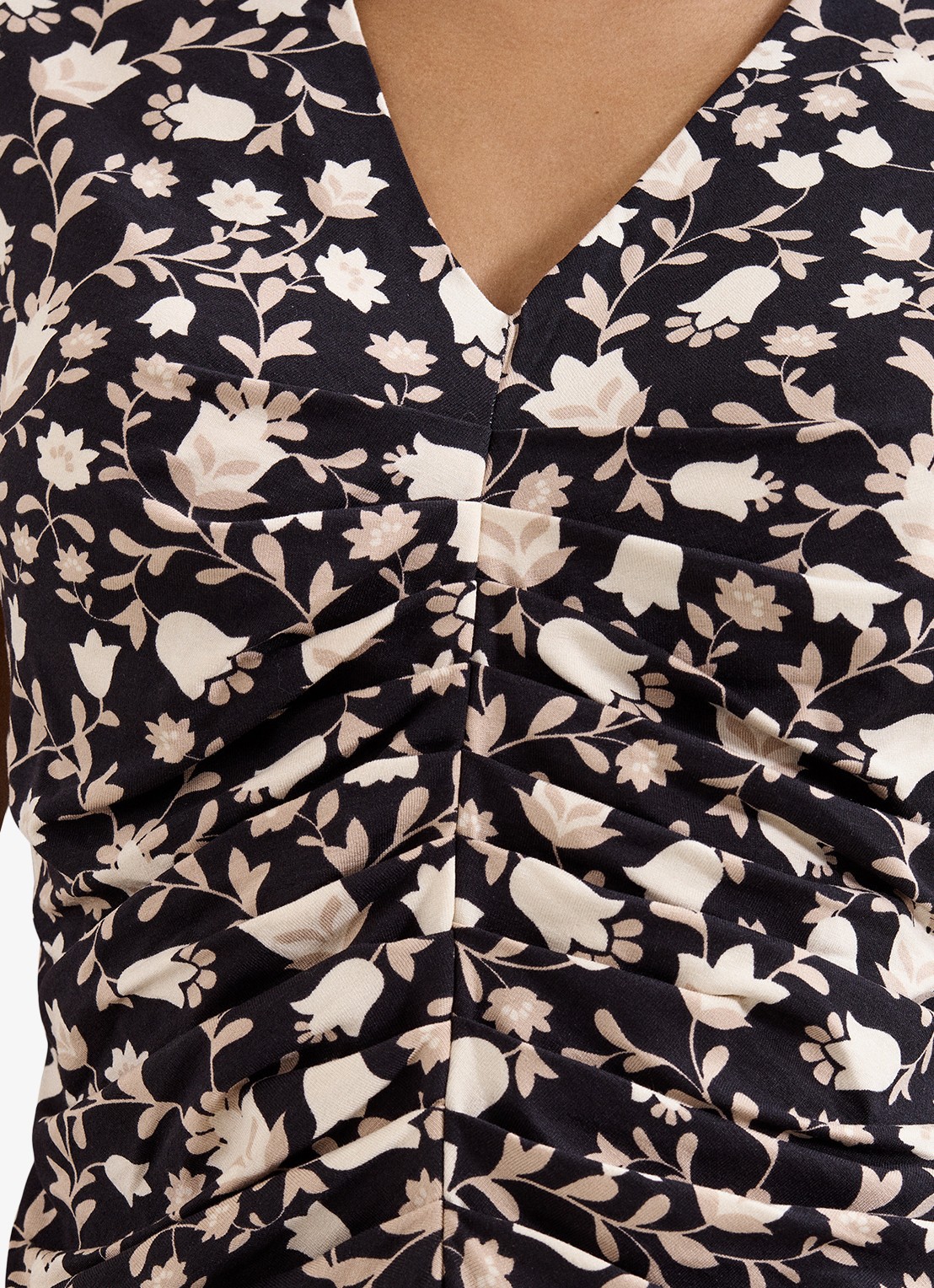 Phase Eight Sophia top met bloemenprint en V-hals - detail 4 zwart