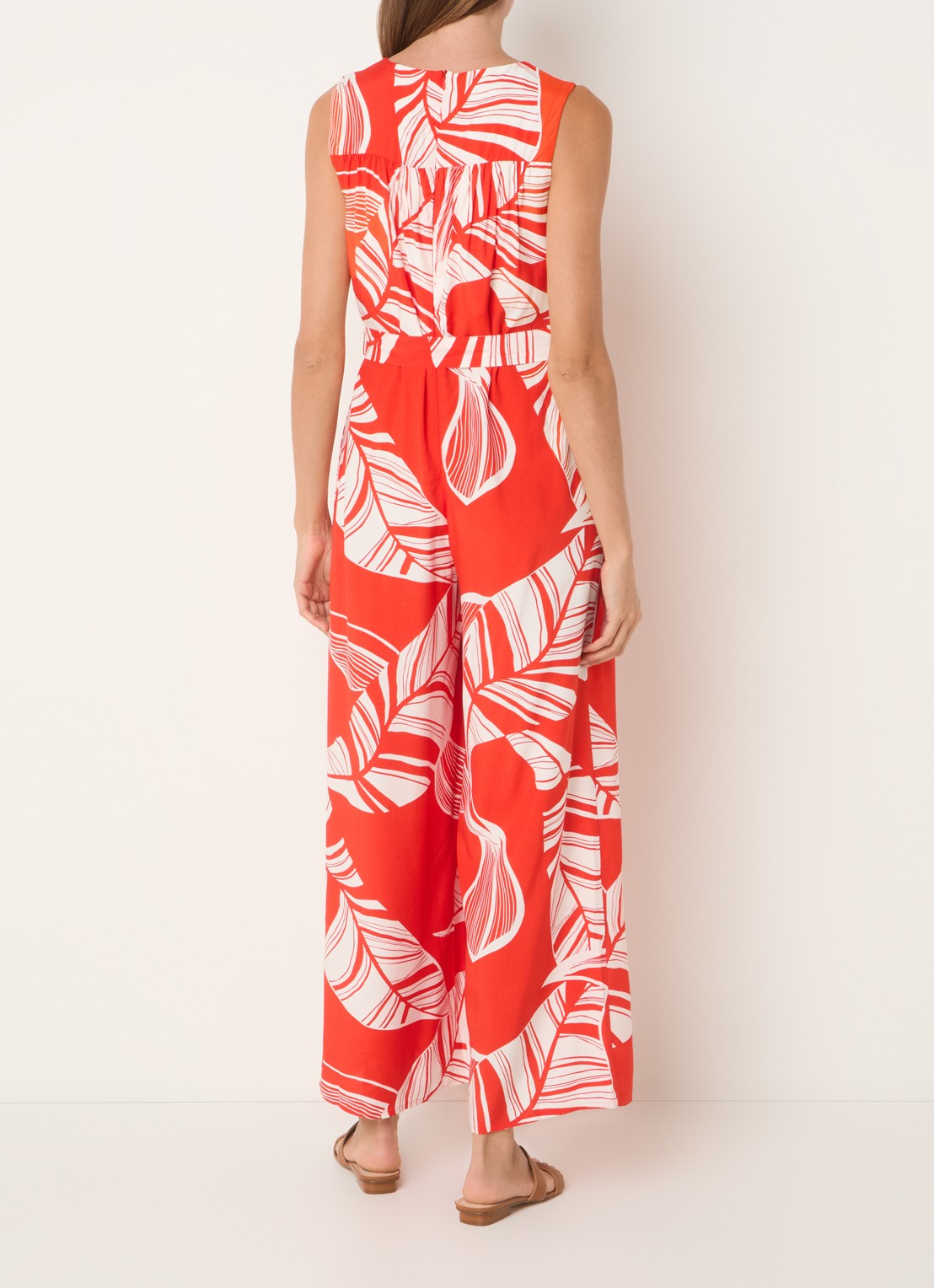 Phase Eight Suzie wide fit jumpsuit met bladprint en strikceintuur - achterkant rood