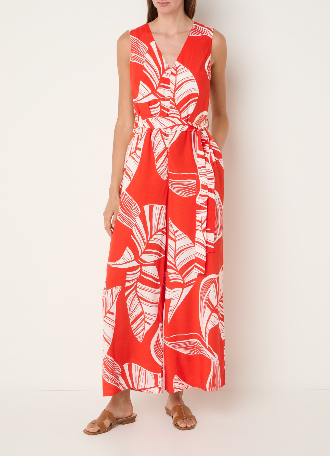 Phase Eight Suzie wide fit jumpsuit met bladprint en strikceintuur - detail 2 rood