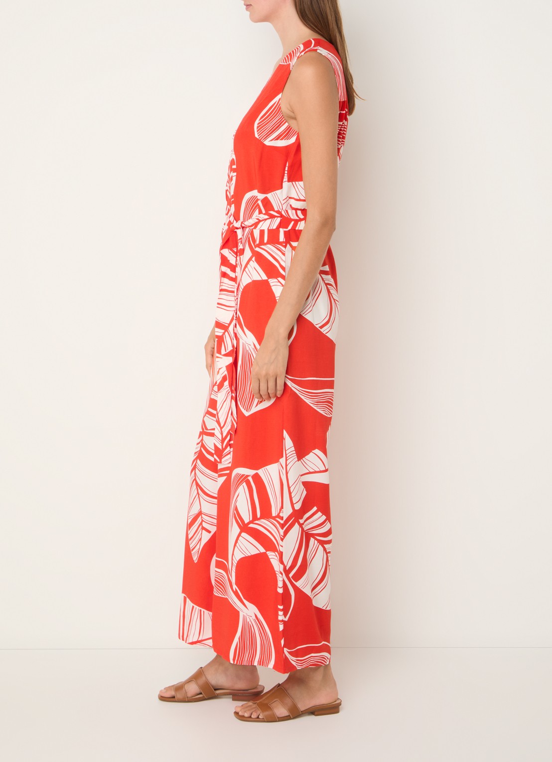 Phase Eight Suzie wide fit jumpsuit met bladprint en strikceintuur - voorkant 4 rood