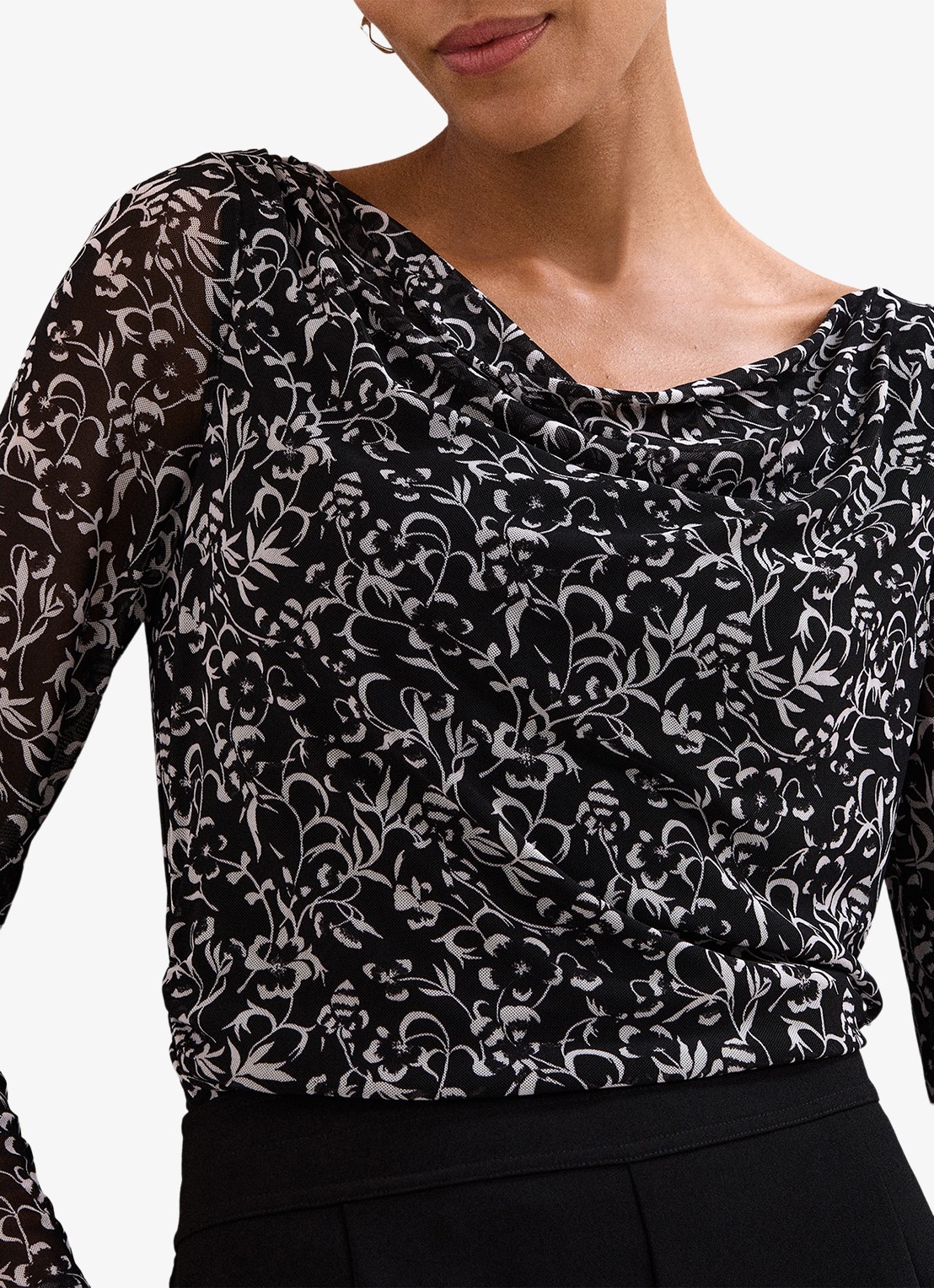 Phase Eight Tammy top met bloemenprint - detail 4 zwart