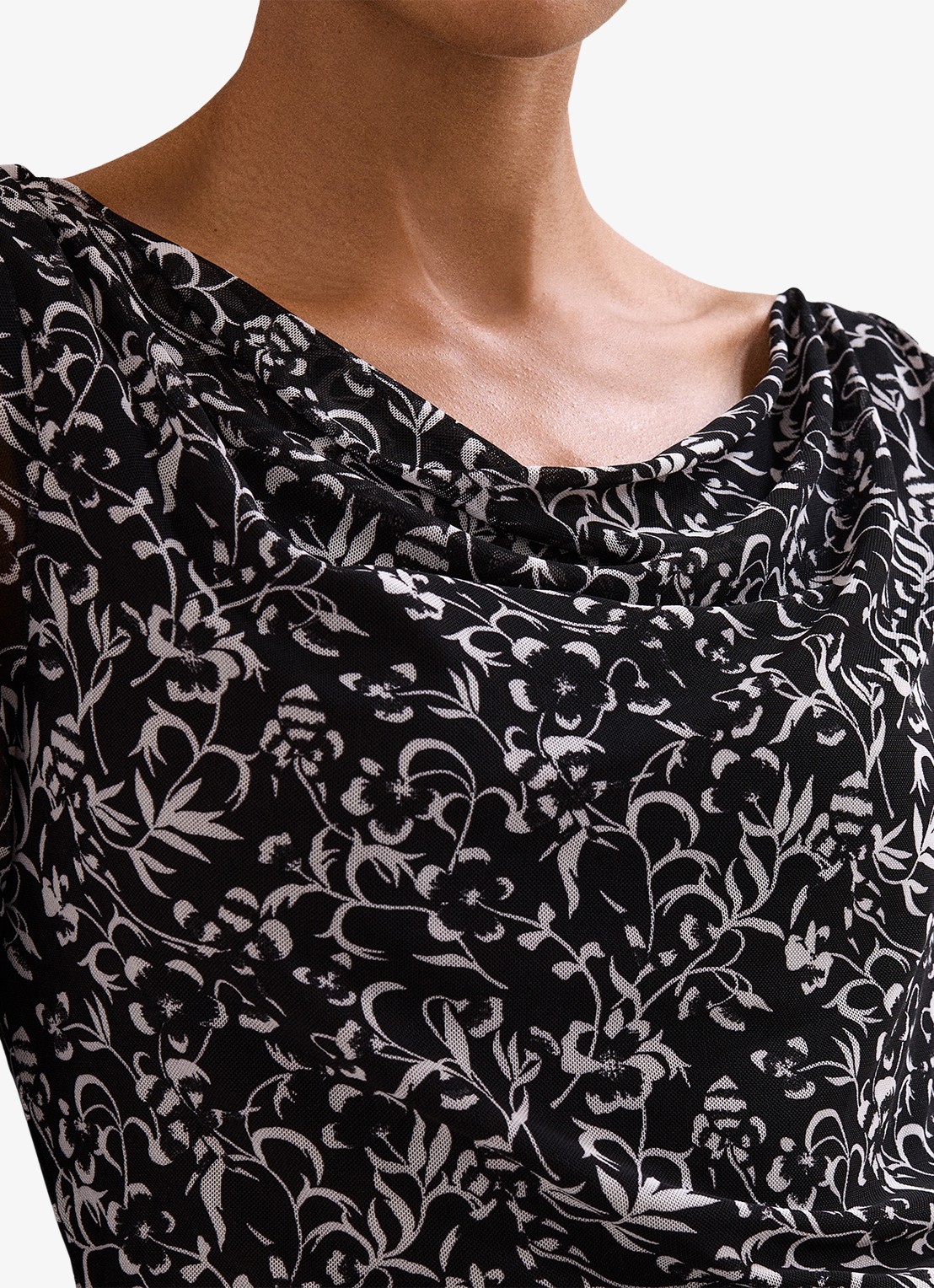 Phase Eight Tammy top met bloemenprint - detail 5 zwart