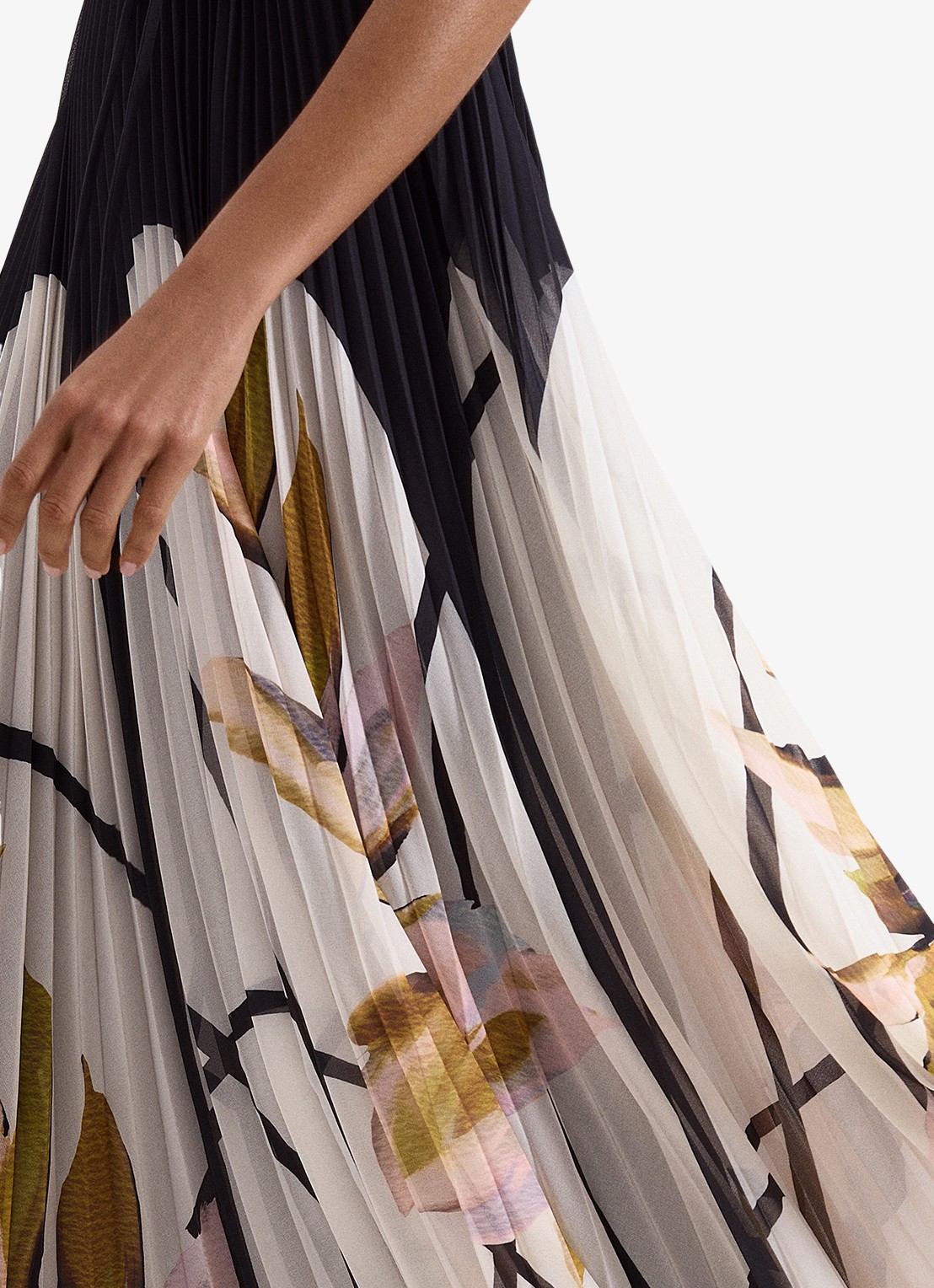 Phase Eight Uma maxi jurk met V-hals en plooien - detail 4 zwart