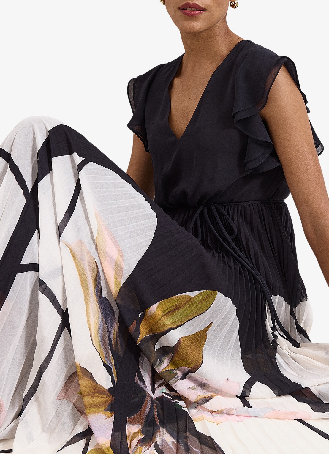 Phase Eight Uma maxi jurk met V-hals en plooien - detail 5 zwart